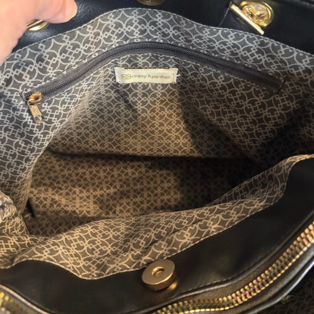 Daisy Fuentes Black and Gold Quilted Shoulder Bag - Picture 4 of 4